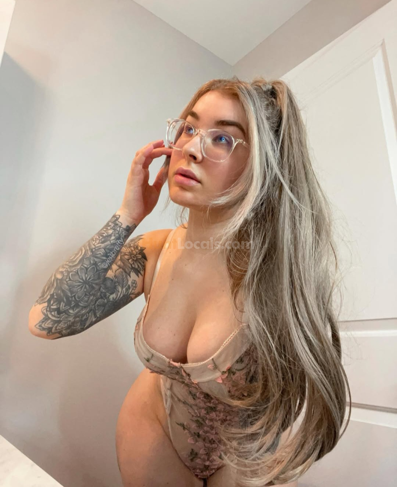 Down to meet if you live close by and please be discreet … text me on whatsapp